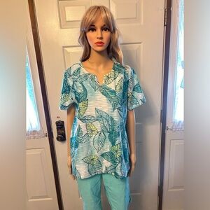 Alfred Dunner sz M printed lightweight top paired w/Alfred Dunner sz 14  shorts.